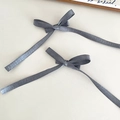 Set di due fermagli per capelli con fiocchi in raso grigio scuro e nastri lunghi - Fermaglio con Fiocco e Nastro (Coppia) / Blu grigio