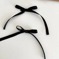 Dettaglio di due fermagli per capelli a fiocco in raso nero con nastri lunghi e clip a becco d'anatra - Fermaglio con Fiocco e Nastro (Coppia) / Nero