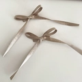 Dettaglio di due fiocchi per capelli in raso champagne con eleganti nastri lunghi - Fermaglio con Fiocco e Nastro (Coppia) / Oro champagne