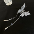 Detailansicht der silbernen Schmetterlings-Haarklammer mit Strass und langen Metallquasten - Silberner Schmetterlings Quastenstil