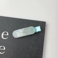 Detalle de pinza para el pelo rectangular verde menta jaspeado con acabado brillante - Azul claro
