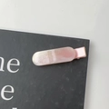 Vista detallada de la pinza para el pelo con diseño de mármol rosa y efecto perlado - Rosa