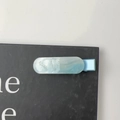 Detalle de pinza para el cabello azul mármol con purpurina fina y clip metálico de pato - Azul oscuro