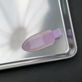 Vue détaillée d'une pince à cheveux lavande sur un plateau métallique minimaliste - Violet Gelée
