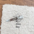 Minimalistische silberne Metall-Schleifen-Haarklammer im koreanischen Stil auf Papier - Silber