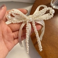 Barrette à cheveux élégante en satin blanc avec broderie de perles pour femmes - Noeud de Perles