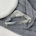Détail macro d'une pince à cheveux triangulaire avec motif marbre gris sur tricot - Style Triangle Régulier