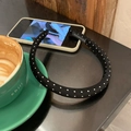 Schicker schwarz-weißer Haarreif mit Punkten auf dem Tisch mit einer Kaffeetasse - Schmaler Stil / Schwarz