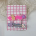 Détail de lot de 2 barrettes mignonnes en résine avec lapin et étoile sur carte rose - Lapin