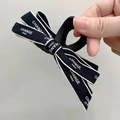 Κομψό μαύρο κλιπ μαλλιών με φιόγκο, πέρλες και κορδέλα με λευκά γράμματα - Μαύρο