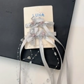 Pinza para el pelo con lazo de satén plateado, gema de corazón y cuentas - Estilo con Lazo y Cintas