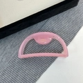 Dettaglio molletta per capelli in acetato rosa con logo dorato inciso FRANCE Handmade - Rosa