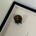 Détail d'une pince à cheveux en acétate marbré avec marquage doré fabriqué à la main - Floral Vert Mixte