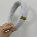 Primer plano de diadema de felpa azul claro con placa metálica vintage hecha a mano - Azul