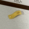 Détail de la pince à cheveux ondulée en acétate jaune faite main avec gravure - Jaune Lait