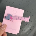 Détail d'une pince à cheveux teckel rose faite à la main sur carte cadeau décorative - Chien à Pois Gris