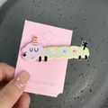 Détail d'une mignonne pince à cheveux chiot violet avec étoiles sur carte rose et plateau - Chien Étoile Coloré
