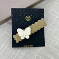 Détail de la pince à cheveux ondulée marron avec papillon blanc 3D sur carte cadeau - Papillon Blanc