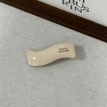 Détail de la barrette à cheveux ondulée en acétate crème avec lettrage doré FRANCE Handmade - Blanc Lait