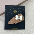 Gros plan d'une barrette à cheveux marron ondulée avec un petit nœud blanc - Nœud Blanc Teardrop
