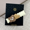 Vue détaillée d'une pince à cheveux en résine beige avec petit ours et cœur - Ours Marron