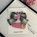 Set di fermagli per capelli con fiocco a scacchi rosa e bottone in legno su carta - Serie Rosa