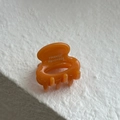 Mini molletta per capelli in acetato arancione ambra con scritte fatte a mano vista laterale - Arancione Crema