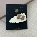 Détail d'une pince à cheveux crème avec nœud marron sur carte décorative - Nœud Café Teardrop