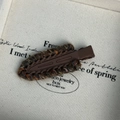 Détail macro d'une pince à cheveux rétro en laine tricotée marron et orange épaisse - Clip De Base Sans Trace / Marron Foncé