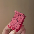 Dettaglio della pinza per capelli rosa opaco con trama a spruzzi neri e denti resistenti - Rosa Rossa