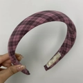 Detail eines rosa karierten Schwamm-Stirnbands mit dicker Textur und Futter - Rosa Violett Kariert