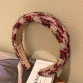 Detail eines rot-weißen Tweed-Stirnbands mit weichem Khaki-Wildleder-Innenfutter - Rot-Weiß Mischgestrick (A款)