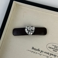 Detail van vintage hart-haarclip met donkerbruin leer en gehamerde metalen hartvormige bedel - Donker Koffie