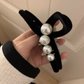 Dettaglio della molletta per capelli in velluto nero con perle bianche in mano - Molletta Grande con Perle