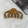 Dettaglio di un grande fermaglio per capelli ambra tartarugato con finitura lucida - Grande