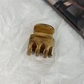 Dettaglio della grande molletta per capelli con texture pittura a olio marrone effetto legno - Piccolo