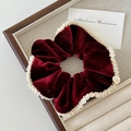 Elastico per capelli in velluto bordeaux con perle bianche e ciondolo in oro - Borgogna