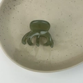 Détail d'une pince à cheveux vert olive en acétate avec inscription dorée faite à la main - Vert