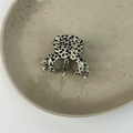 Détail d'une pince à cheveux à motif dalmatien avec marquage France Handmade sur céramique - Imprimé Dalmatien
