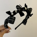 Dettaglio del cerchietto in tweed con fiocchi in velluto nero, perle e un grande cristallo - Cerchietto con fiocco nero