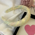 Dettaglio della fascia spessa in finto mohair arcobaleno con morbida trama pastello - Giallo