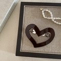 Fermaglio per capelli a cuore cavo in acetato marrone scuro con chiusura automatica in metallo - Marrone Cioccolato