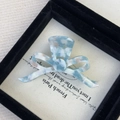 Dettaglio del fermaglio per capelli a fiocco in acetato con trama marmorizzata blu - Blu