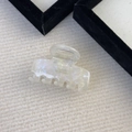 Dettaglio della finitura in acetato bianco perlato e del logo dorato Barrette la France - Bianco AB
