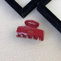 Dettaglio della pinza per capelli in acetato rosso vino con scritta dorata Barrette La France - Borgogna