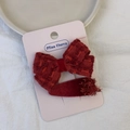 Detail von festlichem rotem Haarklammer-Set mit Strass-Schleife und Samt-Glitzer-Details - Gewebte Schleife und Bommel Entenschnabel Clip (Modell G)