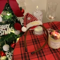 Dettaglio del cerchietto con cappello di Babbo Natale a paillettes rosse e bianche lucide - Cerchietto con Cappello di Babbo Natale