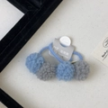 Détail de l'ensemble de chouchous à pompons en peluche bleu clair et gris - Élastique Cheveux Balle Grise Et Bleue