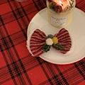 Dettaglio del fiocco natalizio a strisce rosse glitterate con pelliccia e agrifoglio - Fiocco per capelli