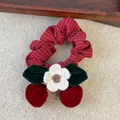 Detailansicht eines roten Karo-Haargummis mit Strickblume und Samtkirsch-Dekor - Kirsche Stil